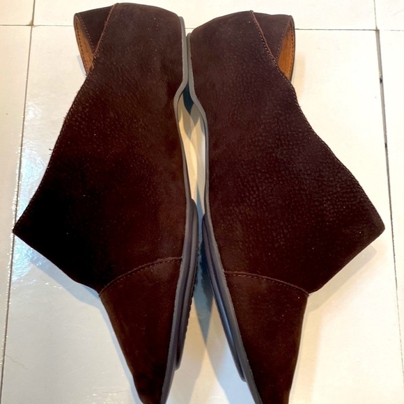 Max Studio Lively 2 dark brown 💯 suede flats. Traction bottom. Size 7.NWT/ box - Picture 5 of 14